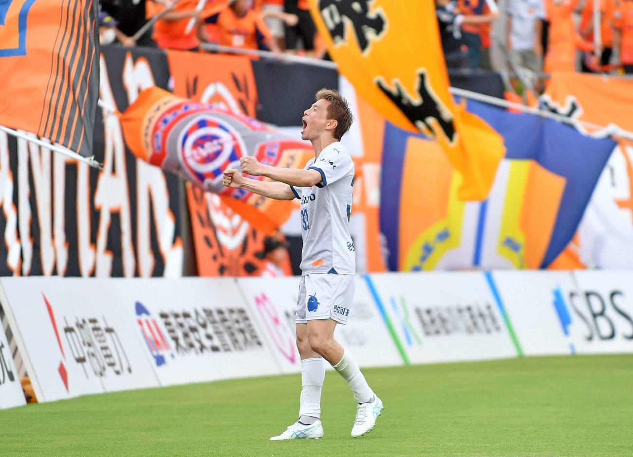 藤枝対清水　後半、チーム3点目を決め、ガッツポーズする清水乾（撮影・神谷亮磨）