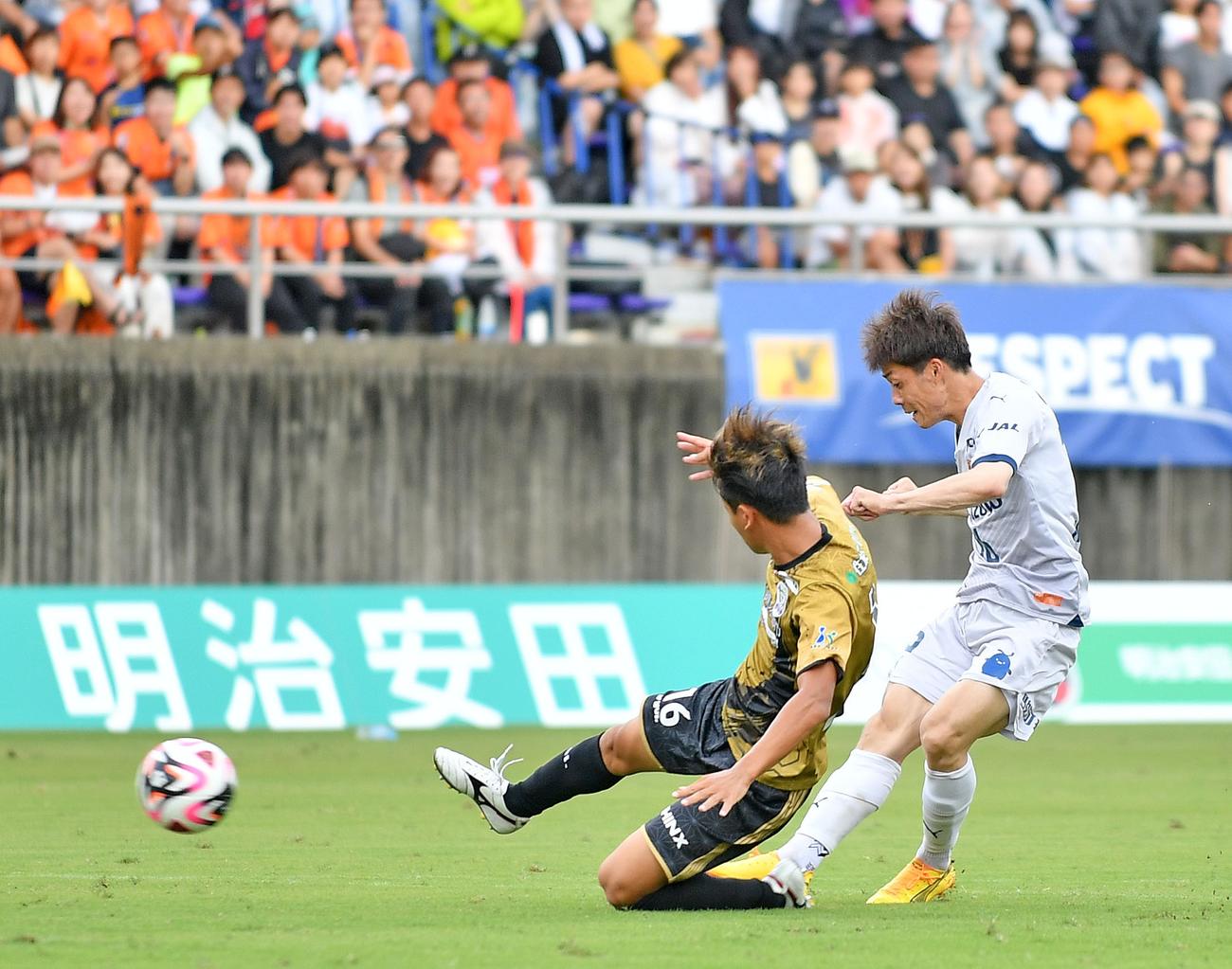 後半、右足で同点ゴールを決める清水西沢（右）（撮影・神谷亮磨）