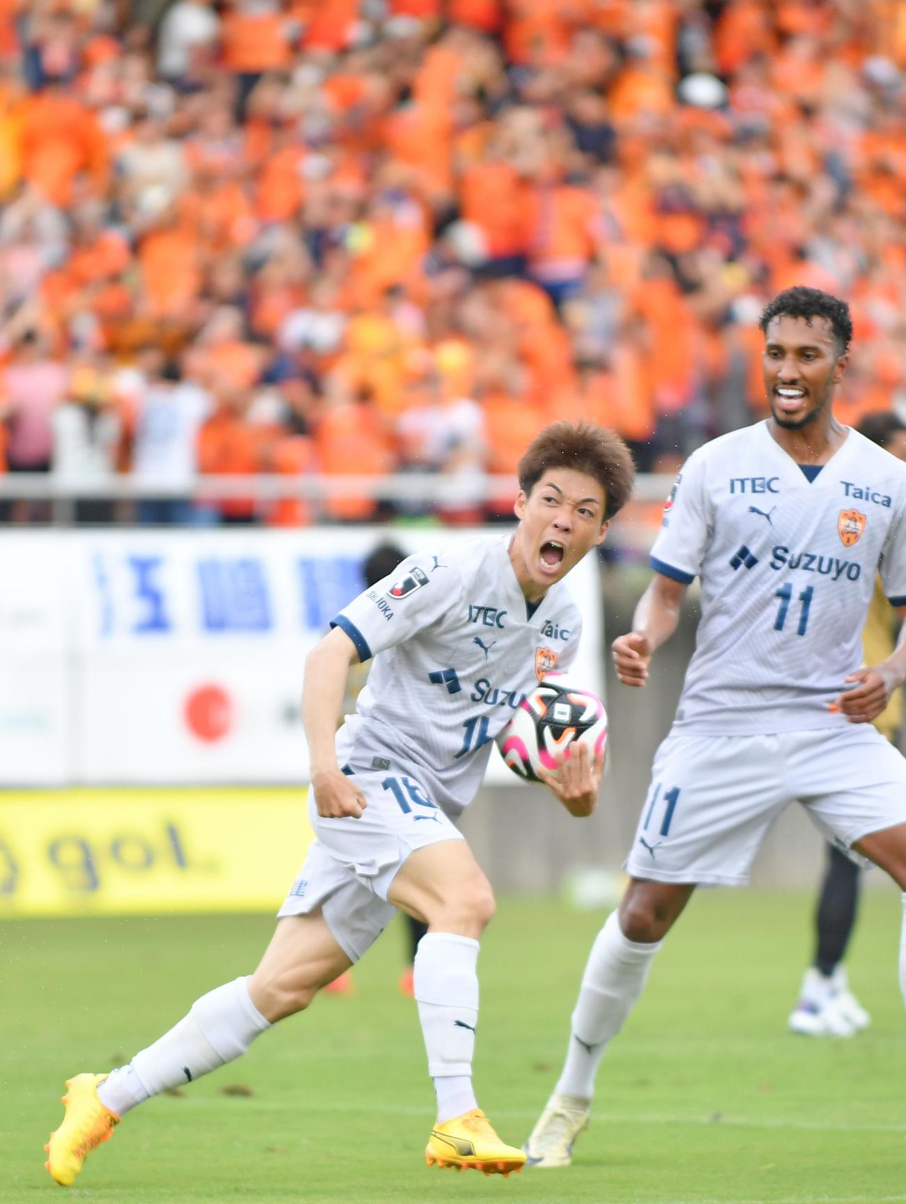 後半、同点ゴールを決めて雄たけびを上げる清水西沢（左）（撮影・神谷亮磨）