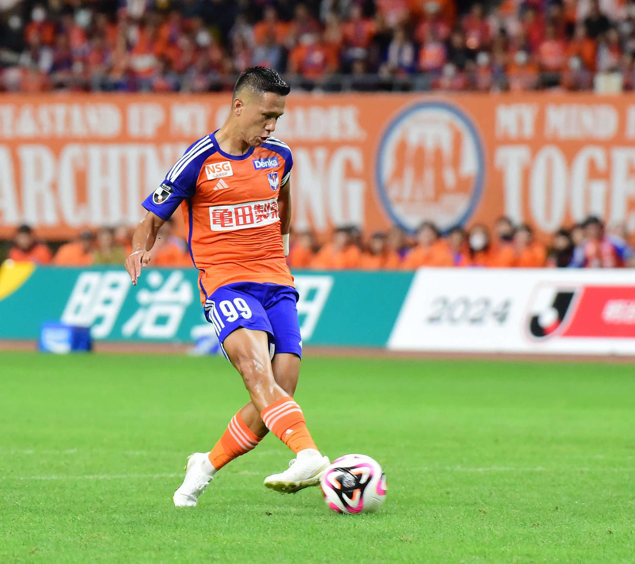 新潟対神戸　前半、チーム2点目のゴールを決める新潟小野（撮影・大島享也）