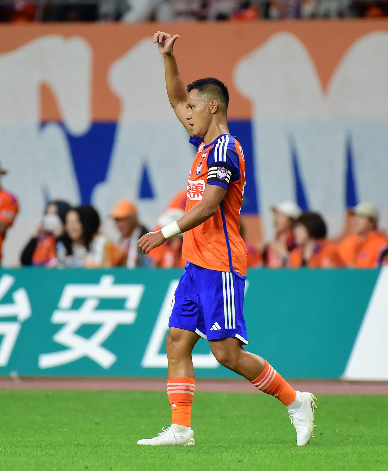 新潟対神戸　前半、ゴールを決め、右手を突き上げる新潟小野（撮影・大島享也）