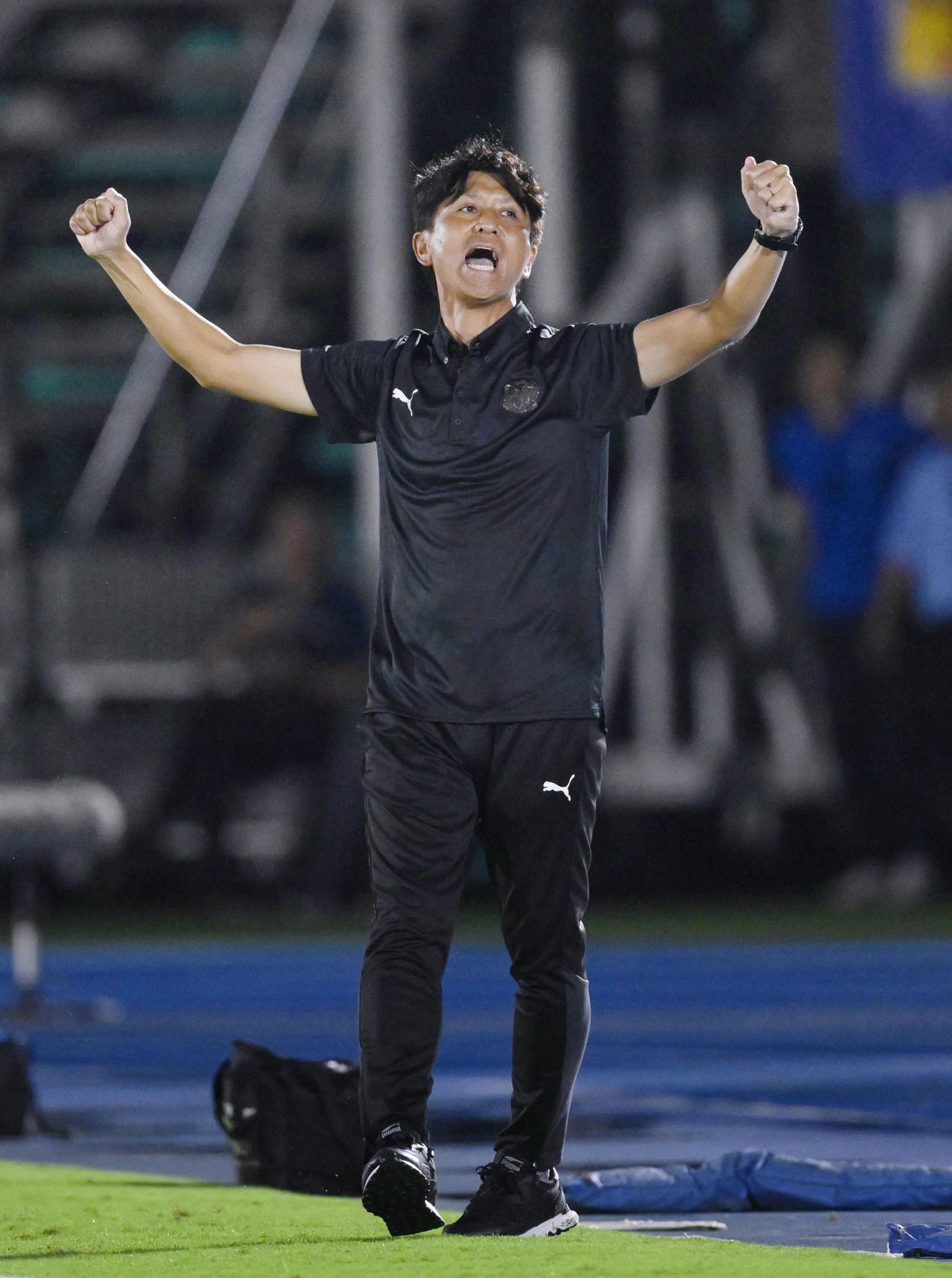 湘南に勝利し、ガッツポーズで喜ぶC大阪小菊監督（共同）