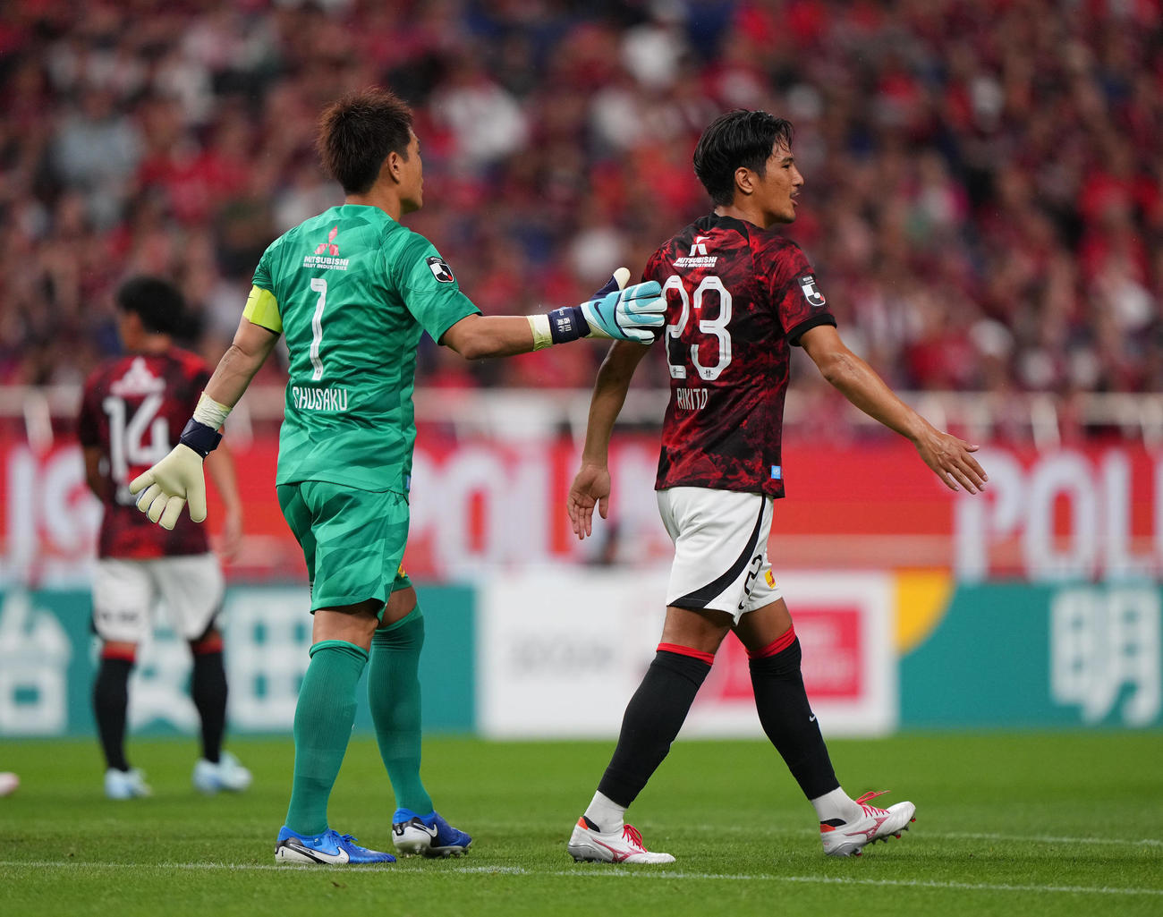 9月21日、浦和対FC東京　前半、オウンゴールをしてしまった浦和井上（右）。左はGK西川