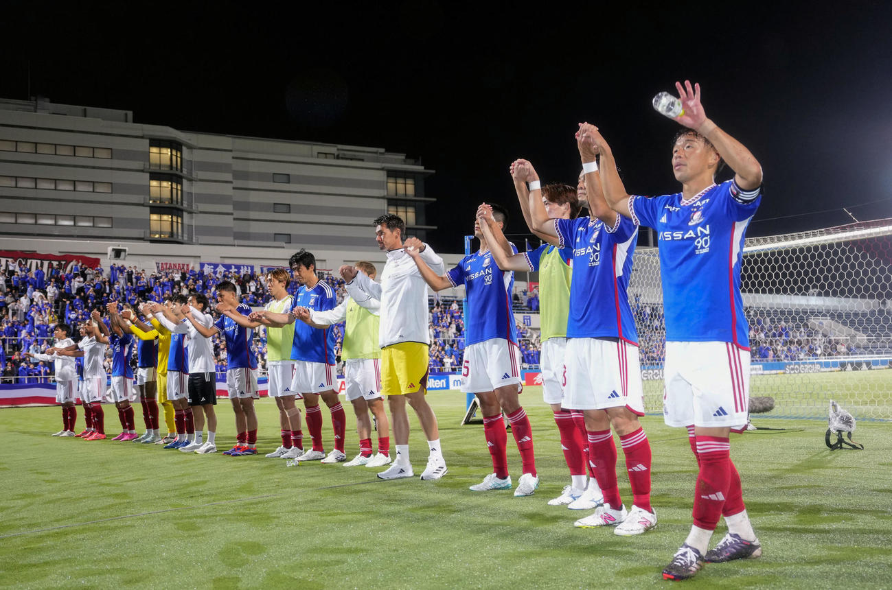 山口に勝利し準決勝進出を決め、サポーターにあいさつする横浜の選手たち（共同）
