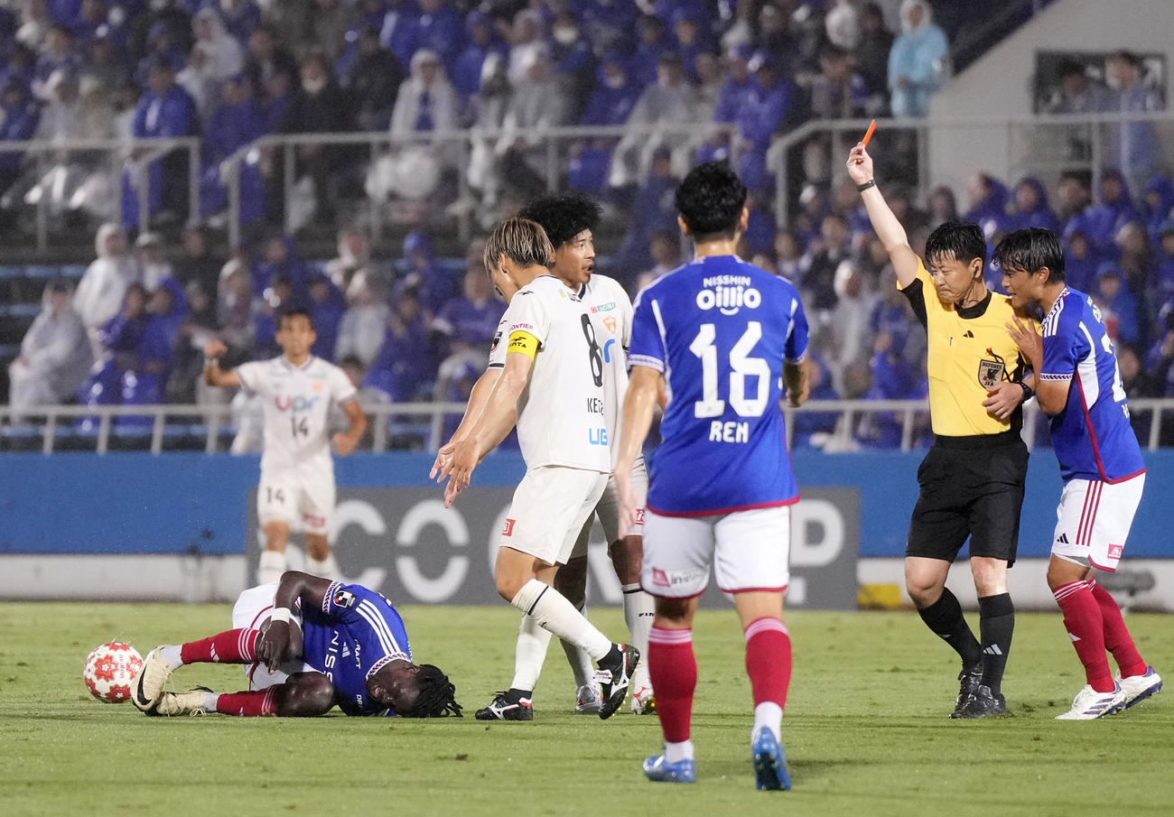 横浜対山口　前半、退場処分となる横浜Mのクルード（左下）（共同）