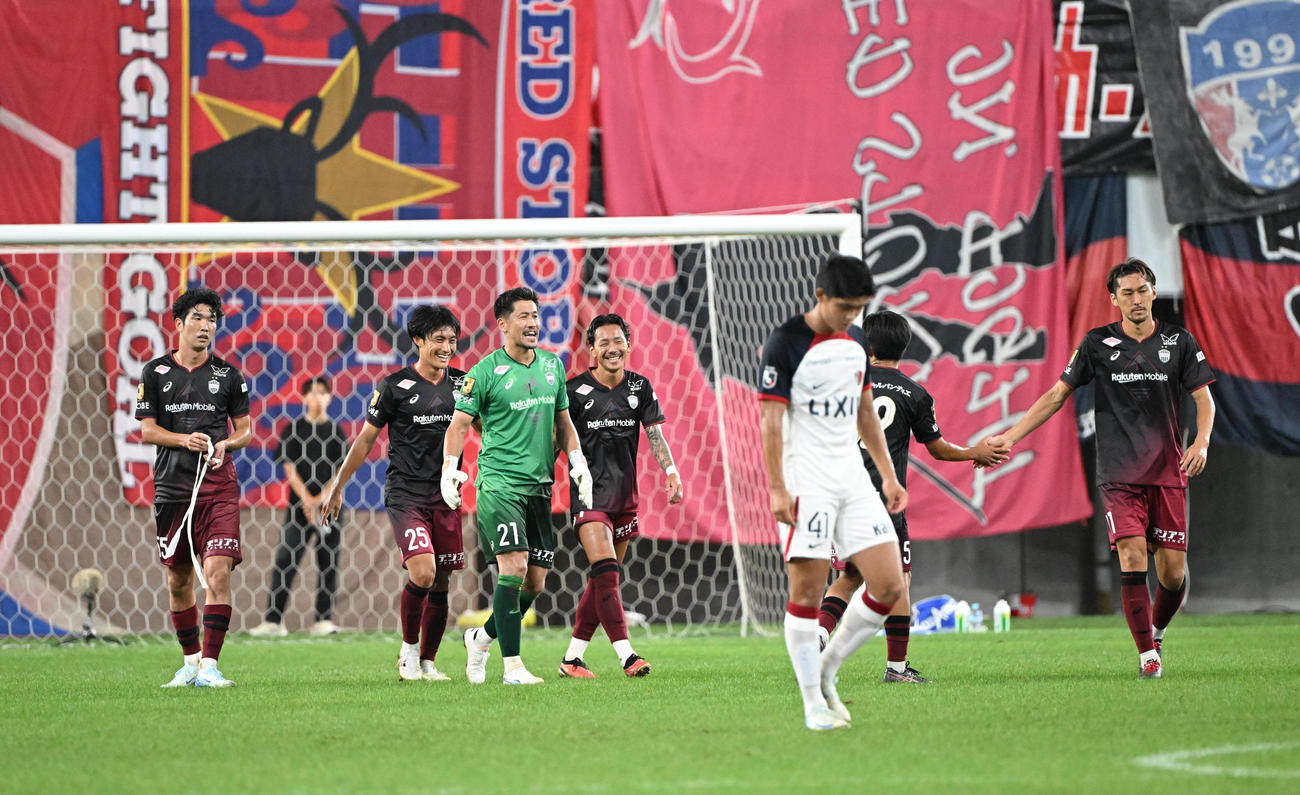 神戸対鹿島　鹿島を破り喜ぶ神戸の選手ら（撮影・和賀正仁）