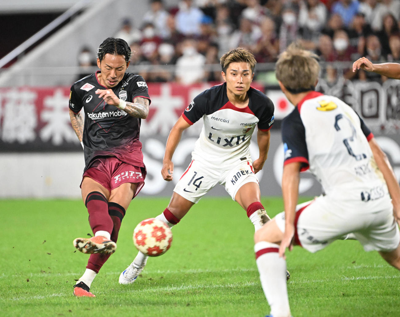 神戸対鹿島　後半、チーム3点目を右足で決める神戸井手口（撮影・和賀正仁）