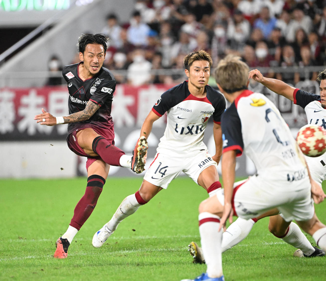 神戸対鹿島　後半、チーム3点目を右足で決める神戸井手口（撮影・和賀正仁）