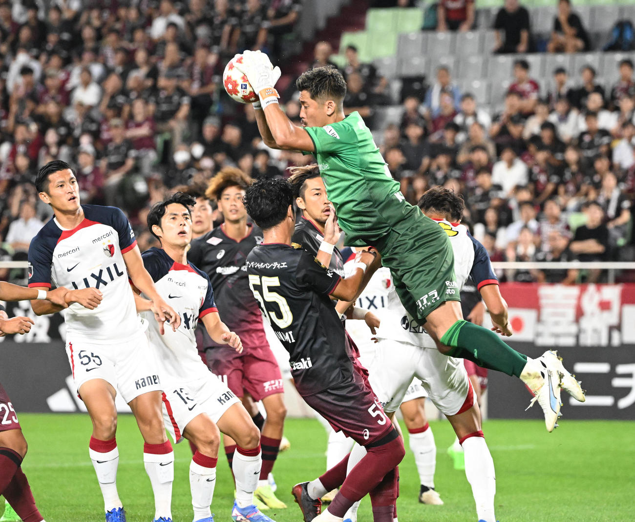 天皇杯神戸対鹿島　前半、鹿島のFKをキャッチする神戸新井（撮影・和賀正仁）