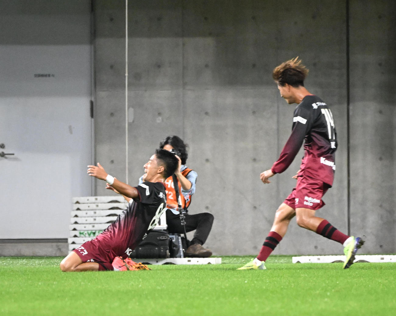 神戸対鹿島　前半、先制シュートを決めた神戸森岡（左）はスライディングして喜ぶ（撮影・和賀正仁）
