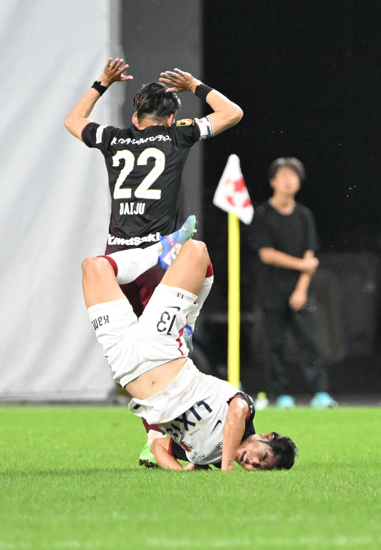 神戸対鹿島　前半、神戸佐々木と空中で競り合った鹿島知念は首から落下する（撮影・和賀正仁）