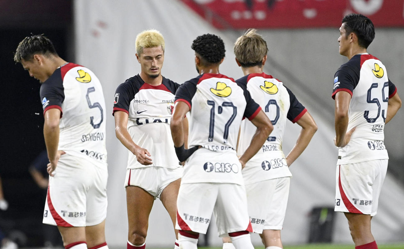 神戸に敗れた鈴木（左から2人目）ら鹿島イレブン(共同)