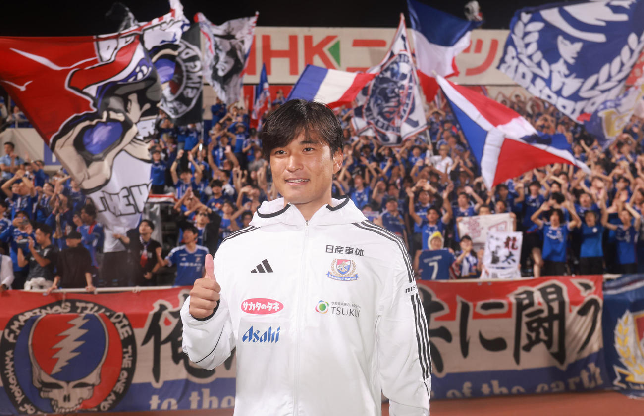 横浜対山口　プロ初ゴールを決め喜ぶ横浜山根（撮影・野上伸悟）