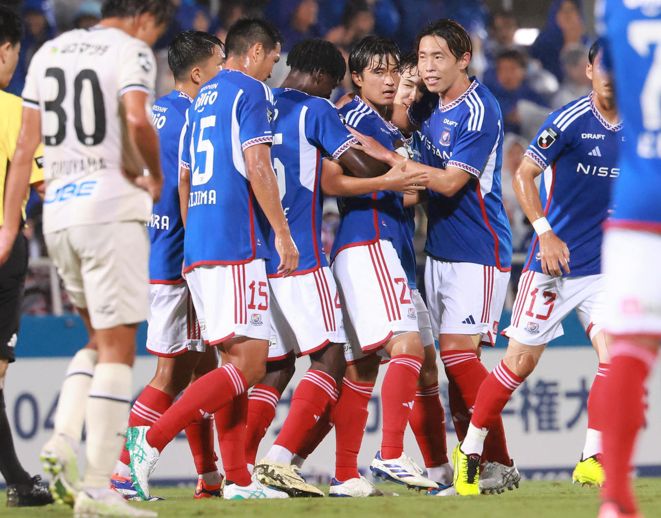 横浜対山口　前半、山根（右から3人目）の先制ゴールを喜ぶ横浜イレブン（撮影・野上伸悟）