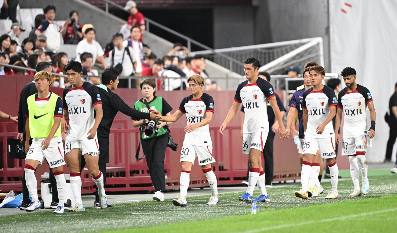 神戸対鹿島　神戸に敗れ肩を落とす鹿島の選手ら（撮影・和賀正仁）