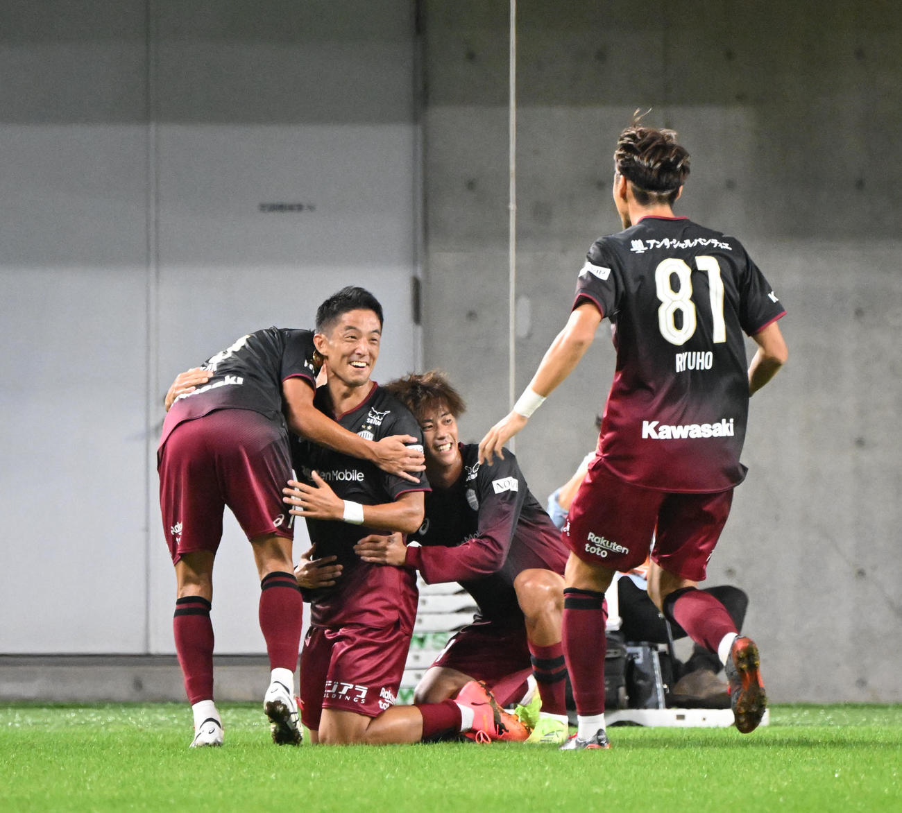 神戸対鹿島　前半、先制シュートを決めた神戸森岡（左から2人目）はスライディングして喜ぶ（撮影・和賀正仁）