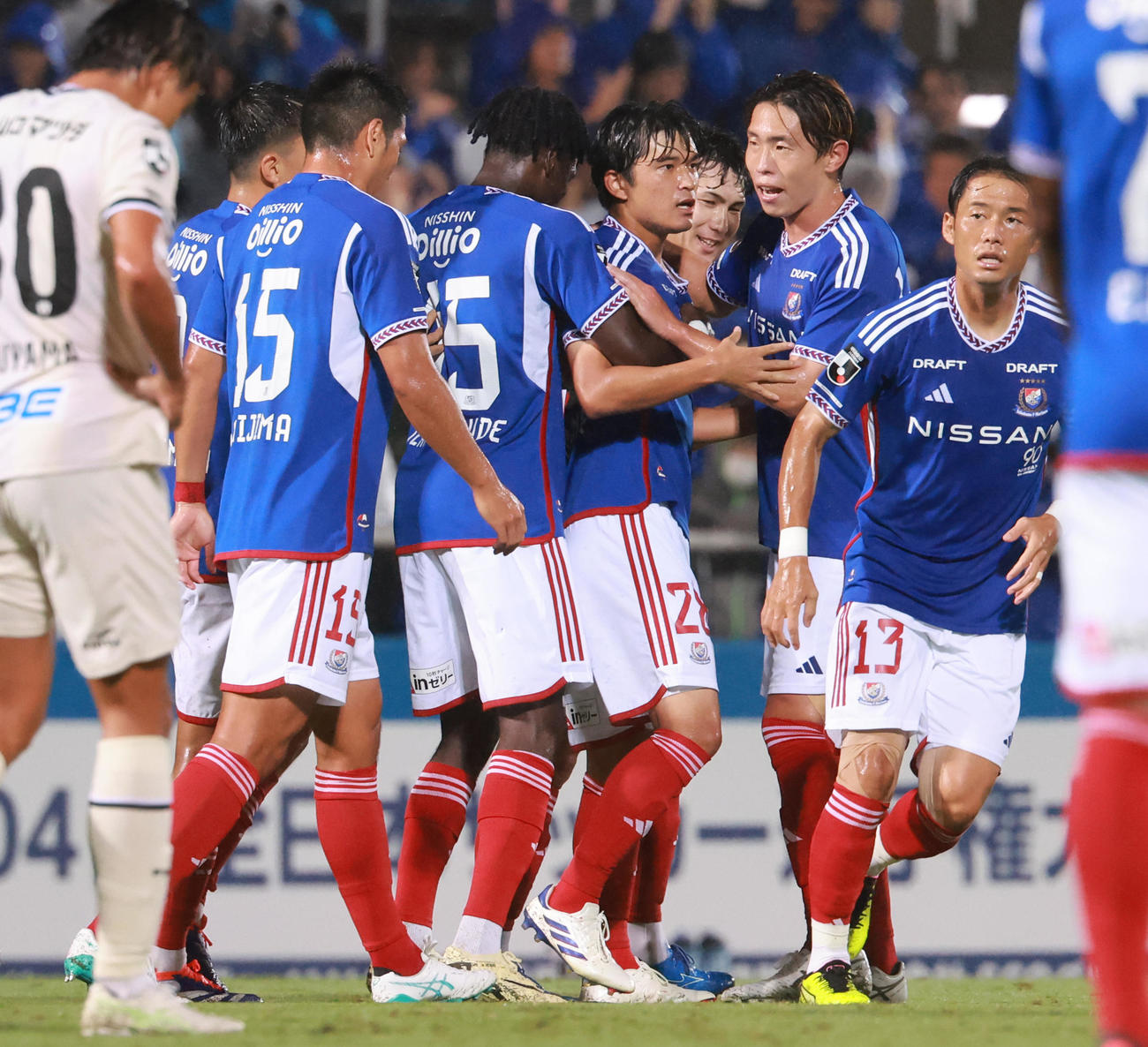 横浜対山口　前半、山根（右から3人目）の先制ゴールを喜ぶ横浜イレブン（撮影・野上伸悟）