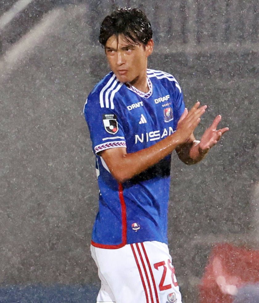 横浜対山口　前半、先制ゴールを決め喜ぶ横浜山根（撮影・野上伸悟）