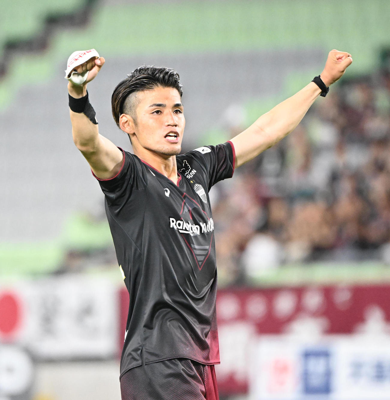 神戸対鹿島　試合後もサポーターとととに勝利を喜ぶ神戸佐々木（撮影・和賀正仁）