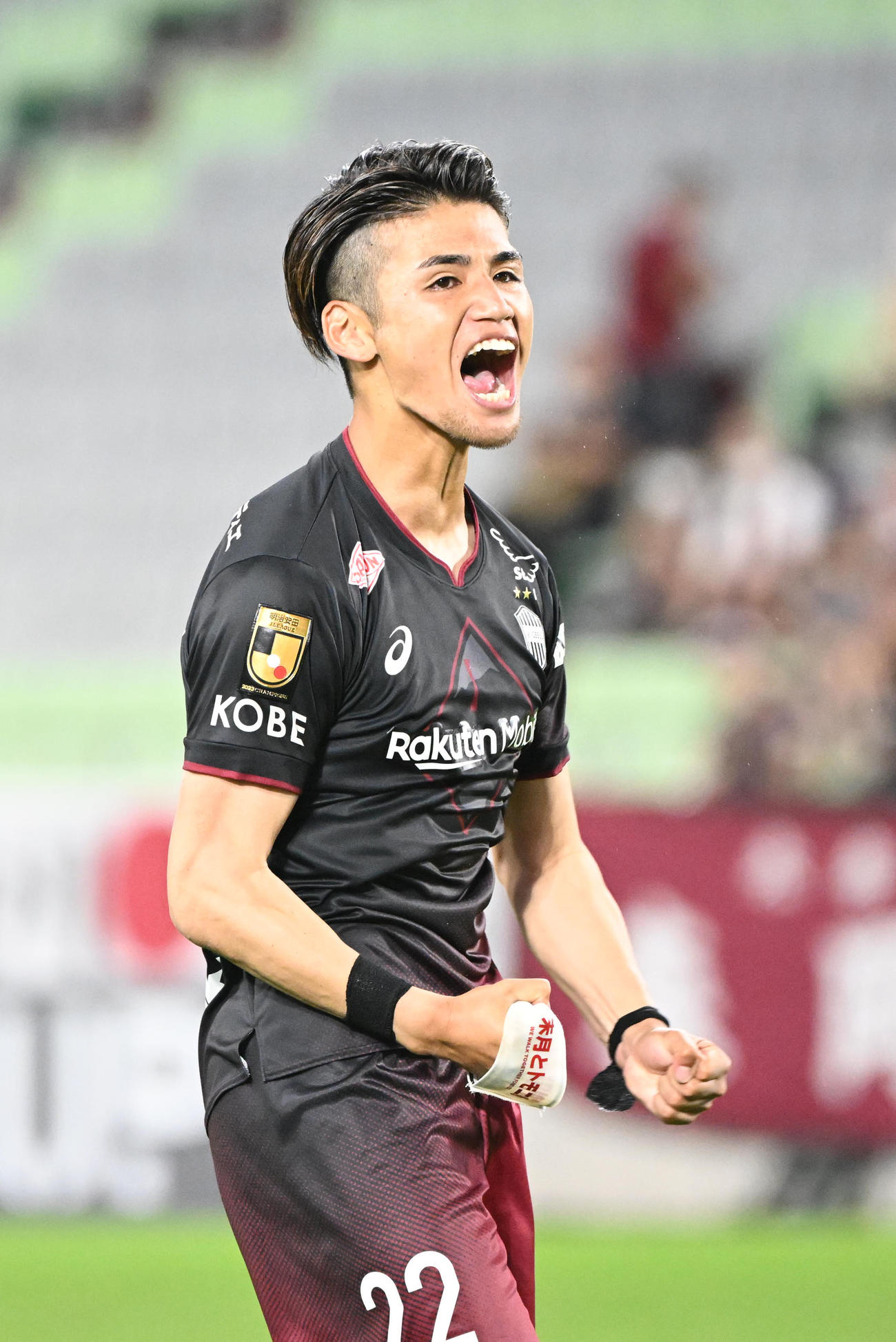 神戸対鹿島　試合後もサポーターとととに勝利を喜ぶ神戸佐々木（撮影・和賀正仁）