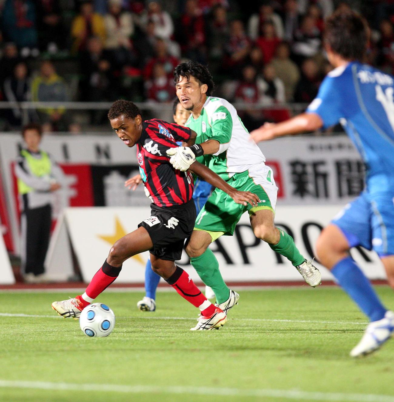 2009年、札幌対水戸　後半、ゴール前で札幌キリノを抑える水戸GK本間幸司（右）