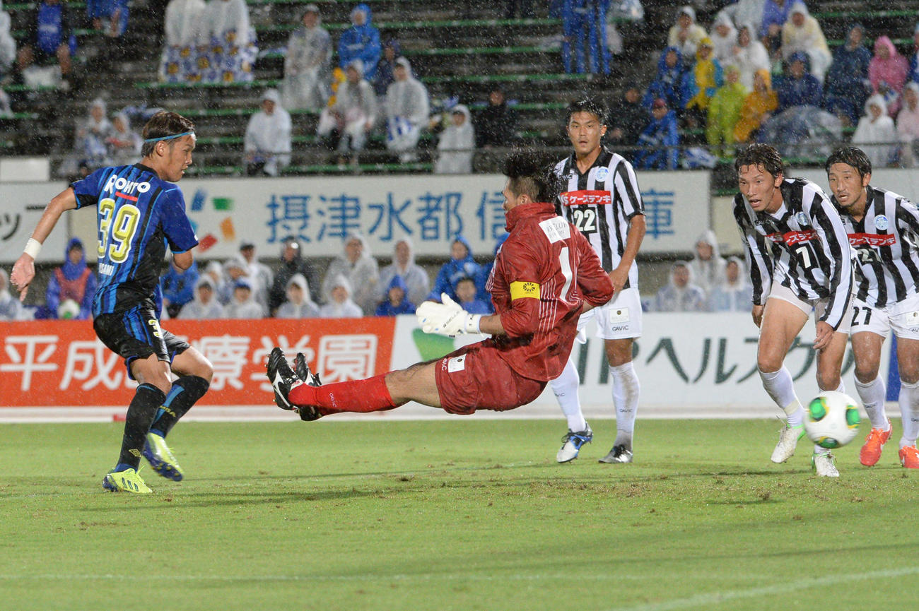 2013年9月15日、G大阪対水戸　後半34分、水戸GK本間幸司をかわし、この試合2点目のゴールを決めるG大阪FW宇佐美貴史