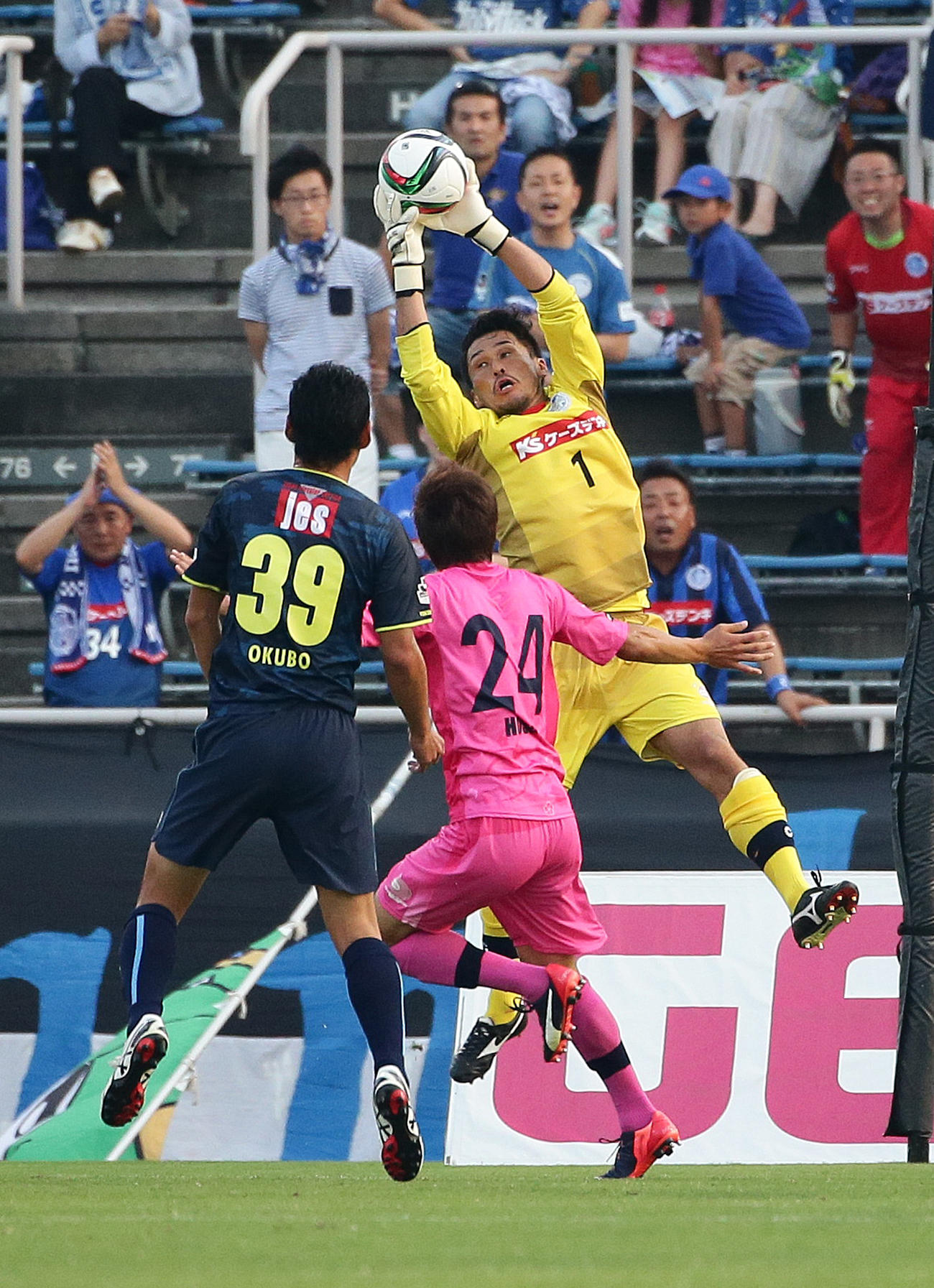 2015年7月26日、横浜FC対水戸　ハイボールをキャッチする水戸GK本間幸司（右）