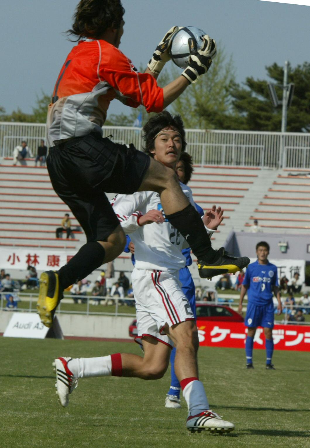 2004年、水戸対札幌　後半、ゴール前に突進する札幌清野を好守で阻む、水戸GK本間幸司