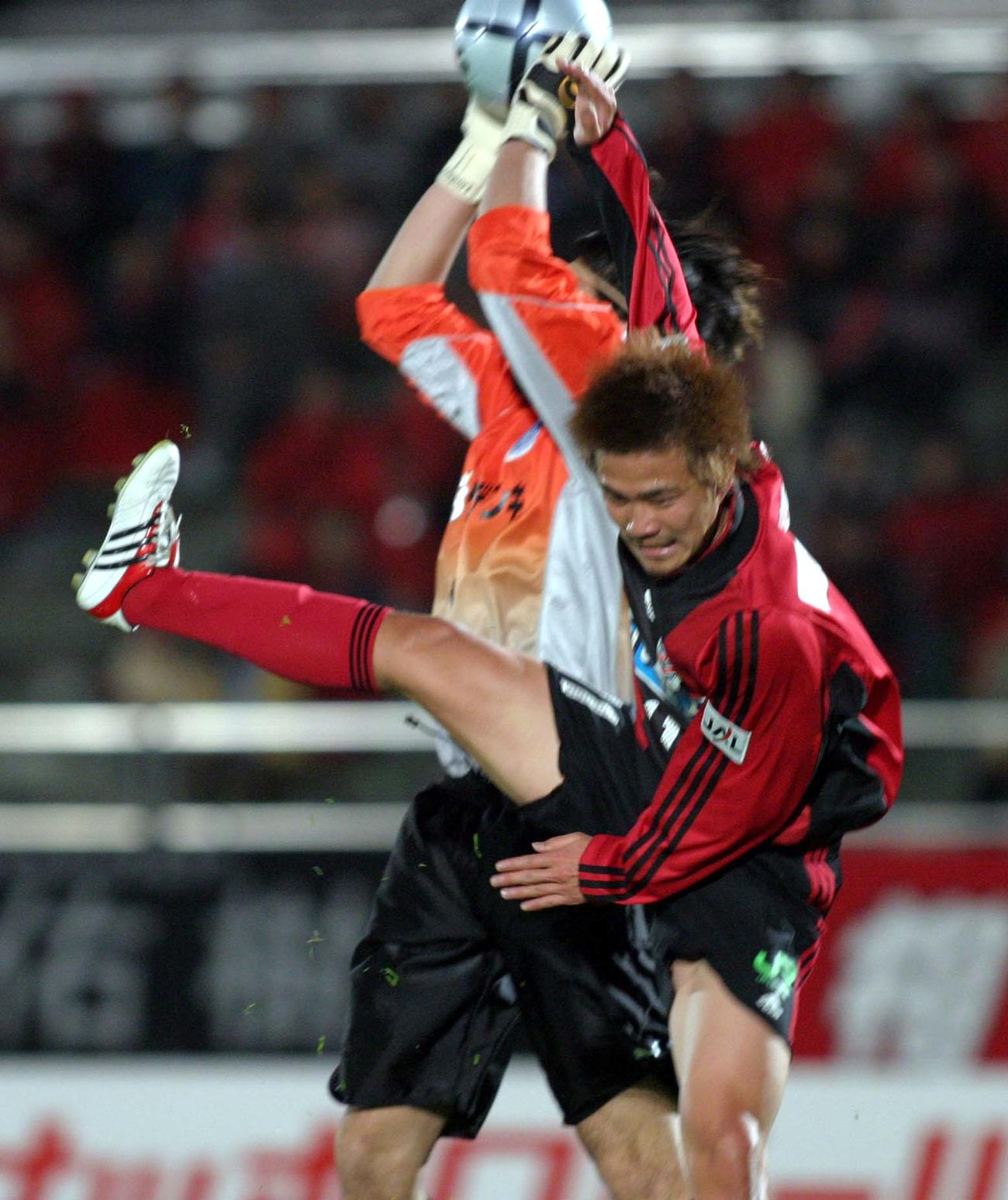 2004年、札幌対水戸　前半14分、札幌FW相川と競り合う水戸GK本間