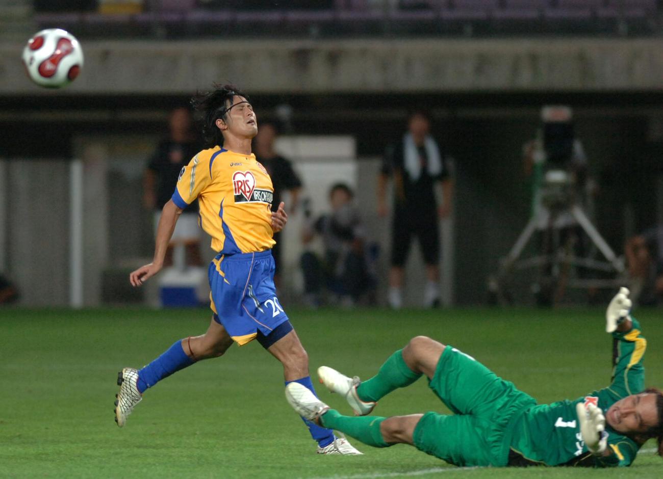 2007年8月5日、J2仙台対水戸　仙台FW関口訓充のシュートを阻むGK本間幸司。