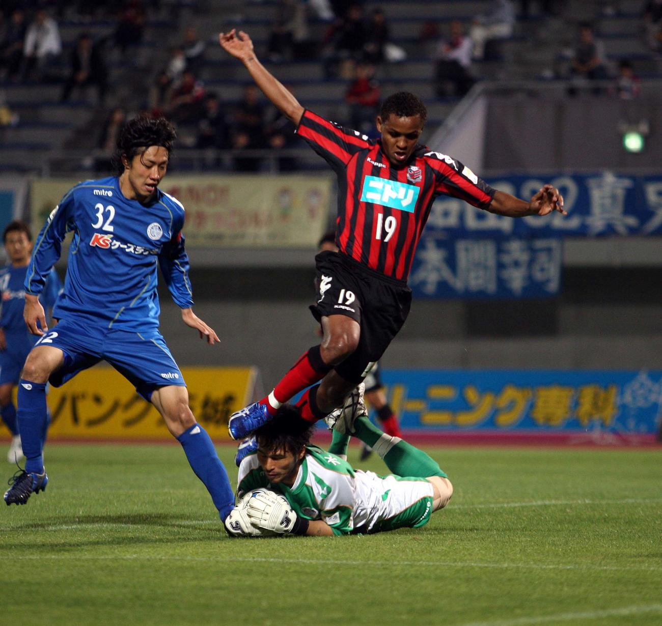 2009年5月、水戸対札幌　後半12分、札幌FWキリノ（中央）と接触する水戸GK本間幸司