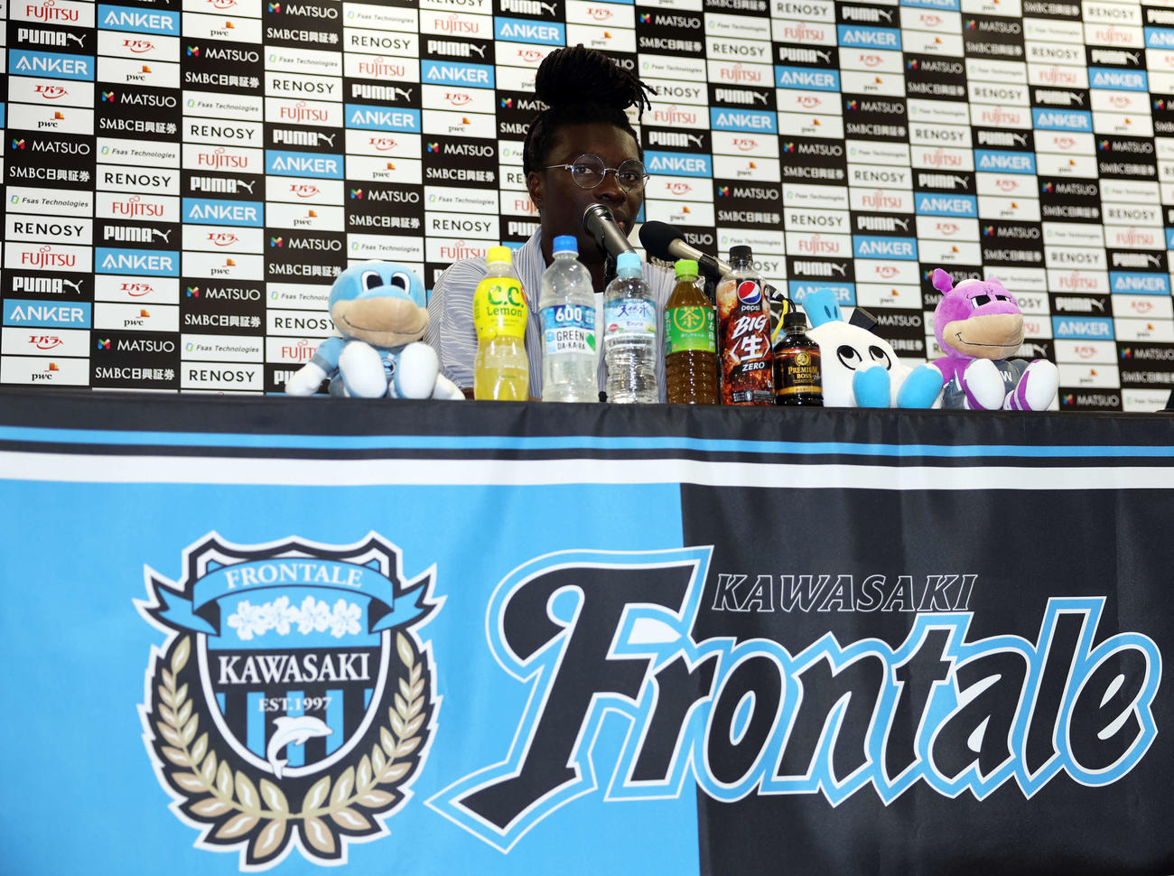 川崎F対新潟　試合前、退団会見に臨む川崎Fゴミス（撮影・宮地輝）