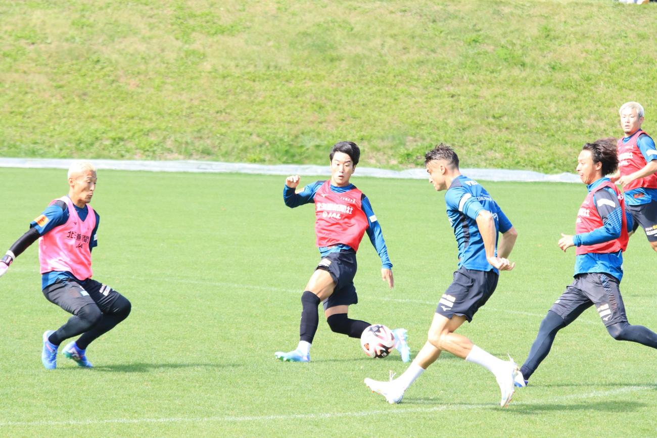 京都戦前日練習でミニゲームに参加する札幌パク・ミンギュ（左から2人目）（撮影・保坂果那）