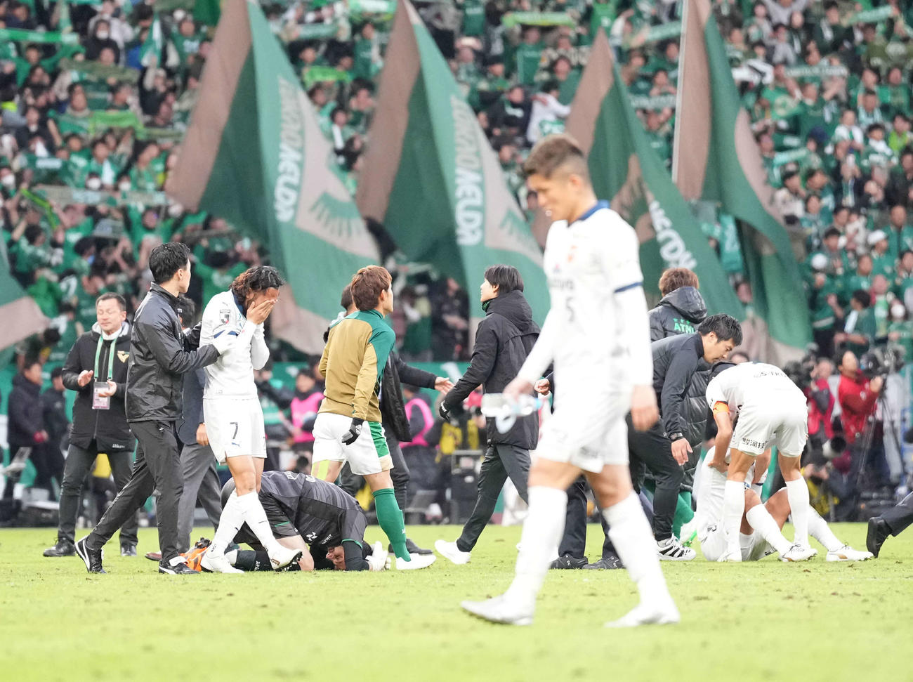 昨年の昇格プレーオフ決勝で東京Vに敗れうなだれる清水の選手たち