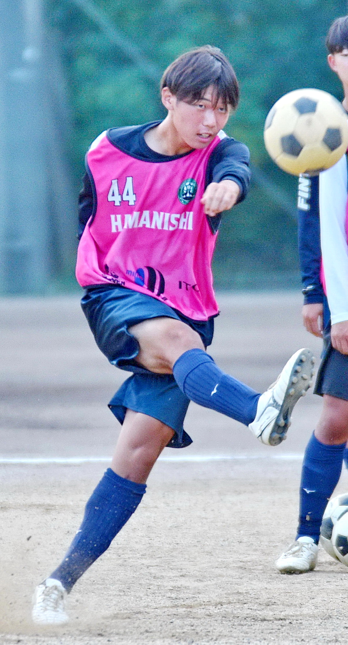 主将としてチームをけん引する浜松西MF二川　　　　