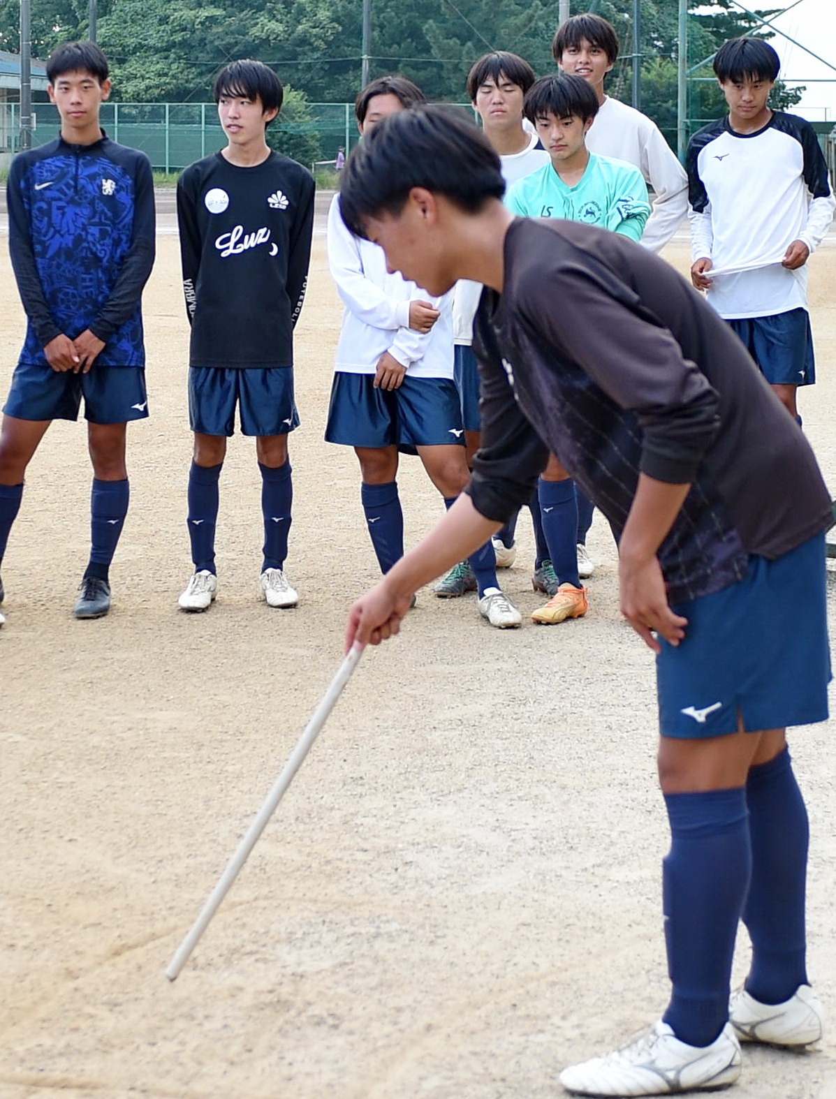 選手監督として、アドバイスを送る浜松西DF遠藤（手前）　　　