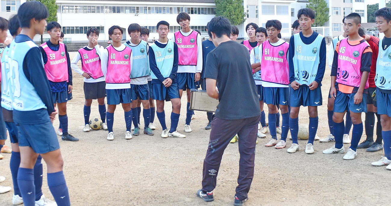 夏目監督（中央）の指示を聞く浜松西イレブン　　