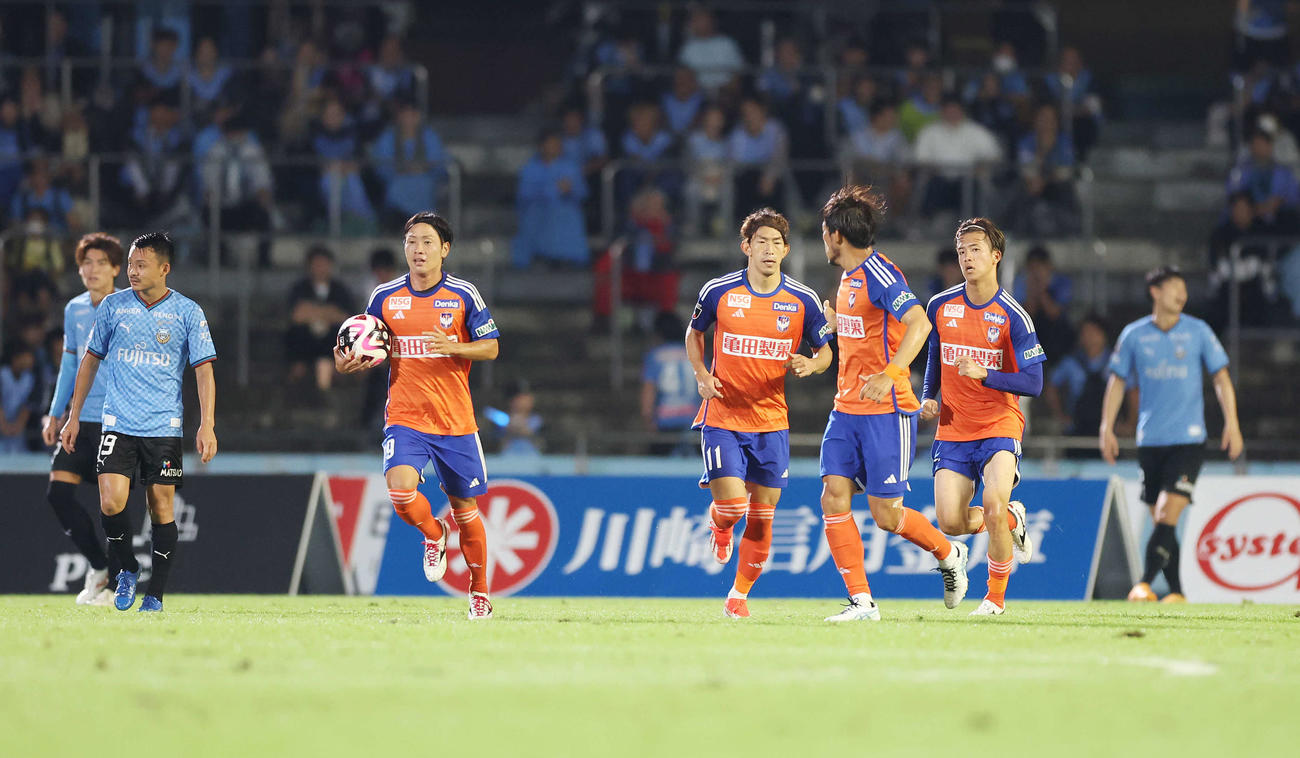 川崎F対新潟　後半、ゴールを決めた新潟太田（中央）は急いで試合再開に戻る（撮影・宮地輝）