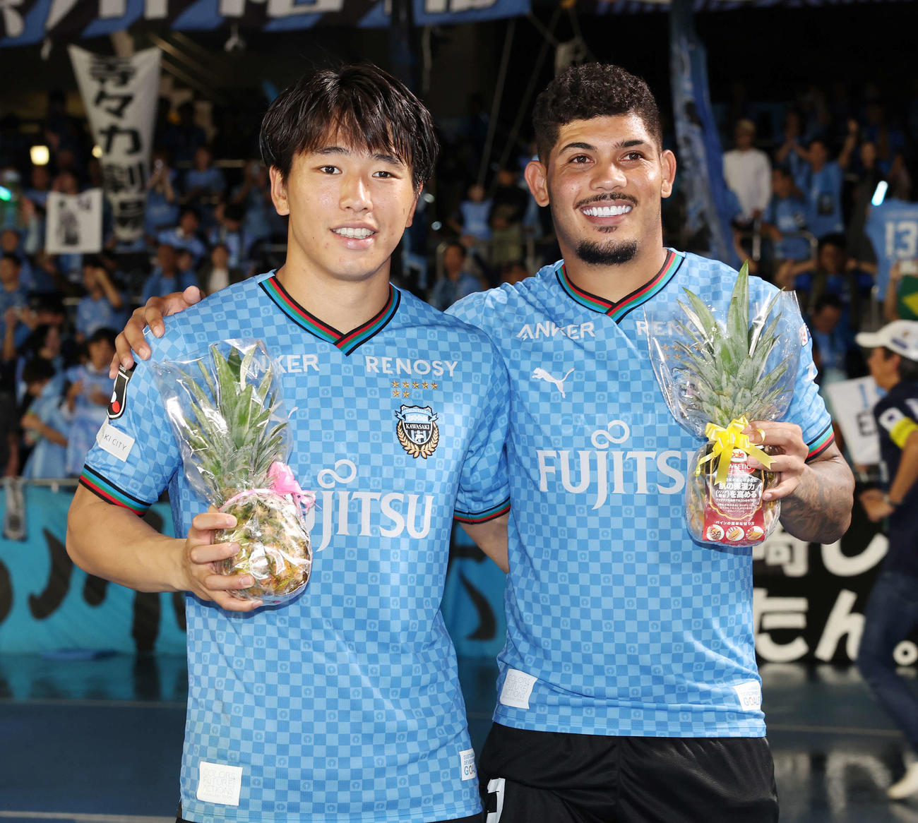 川崎F対新潟　2ゴールずつ決めた川崎F山田（左）とエリソンは笑顔で記念撮影する（撮影・宮地輝）