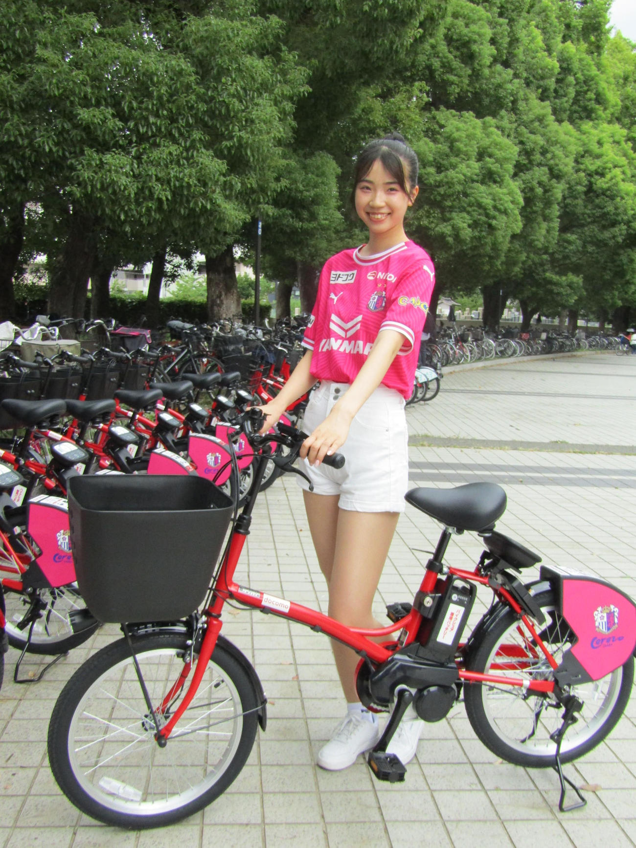 長居公園内に設置されたC大阪カラーのシェア用特別仕様自転車