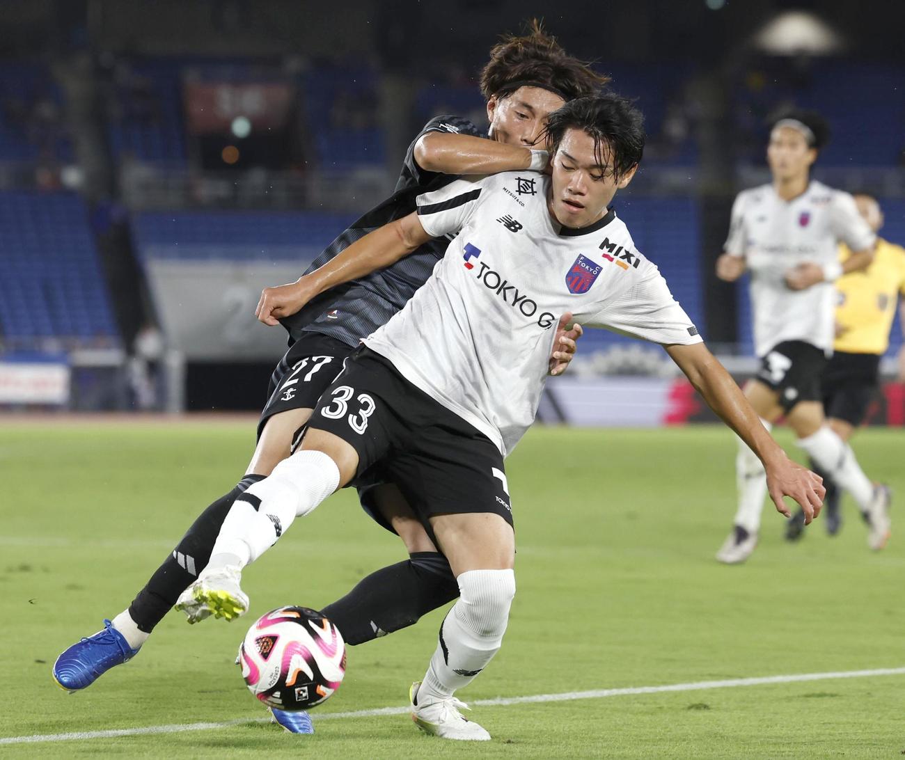 横浜M―FC東京　前半、競り合うFC東京・俵積田（手前）と横浜M・松原＝日産スタジアム(共同)