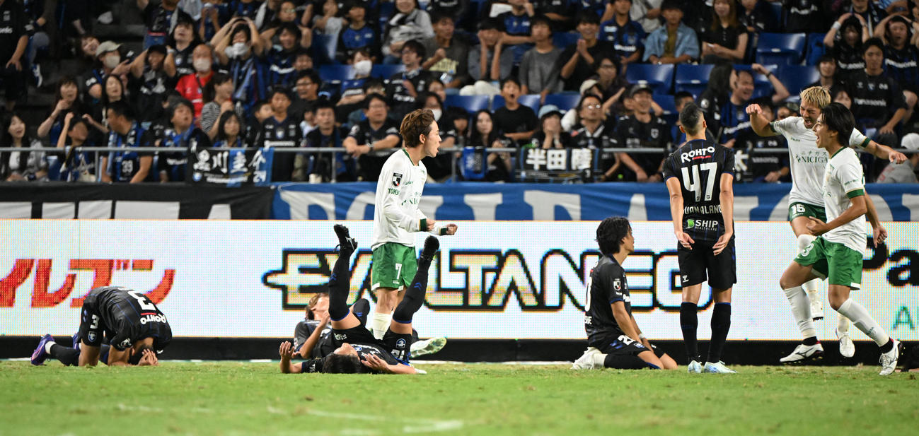 G大阪対東京V　試合終了間際、左サイドからシュートを決めガッツポーズする東京V森田（撮影・和賀正仁）