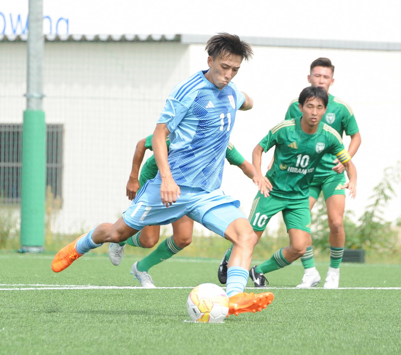 新潟医療福祉大対北陸大　1－1の後半32分、PKで勝ち越し点を奪う新潟医療福祉大・吉田（左）（撮影・小林忠）