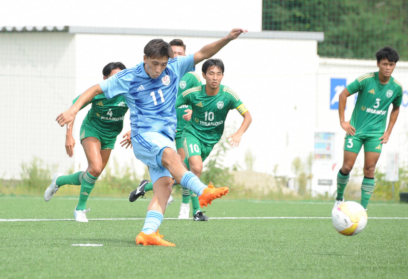 新潟医療福祉大対北陸大　1－1の後半32分、PKで勝ち越し点を奪う新潟医療福祉大・吉田（手前左）（撮影・小林忠）