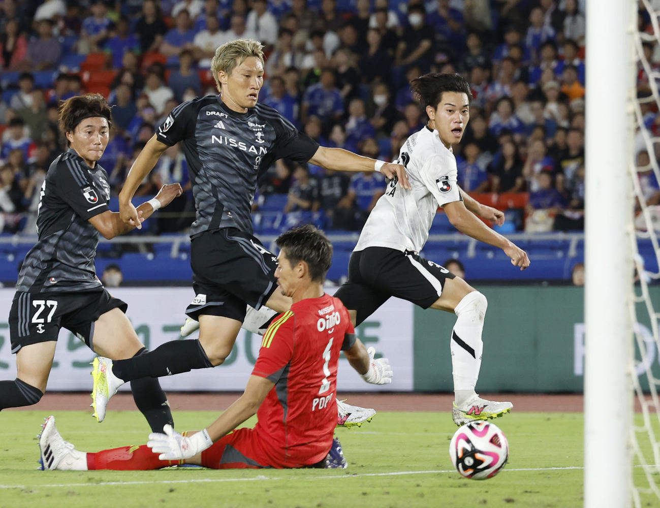横浜M―FC東京　後半、チーム2点目のゴールを決めるFC東京・俵積田（右端）。GKポープ＝日産スタジアム(共同)