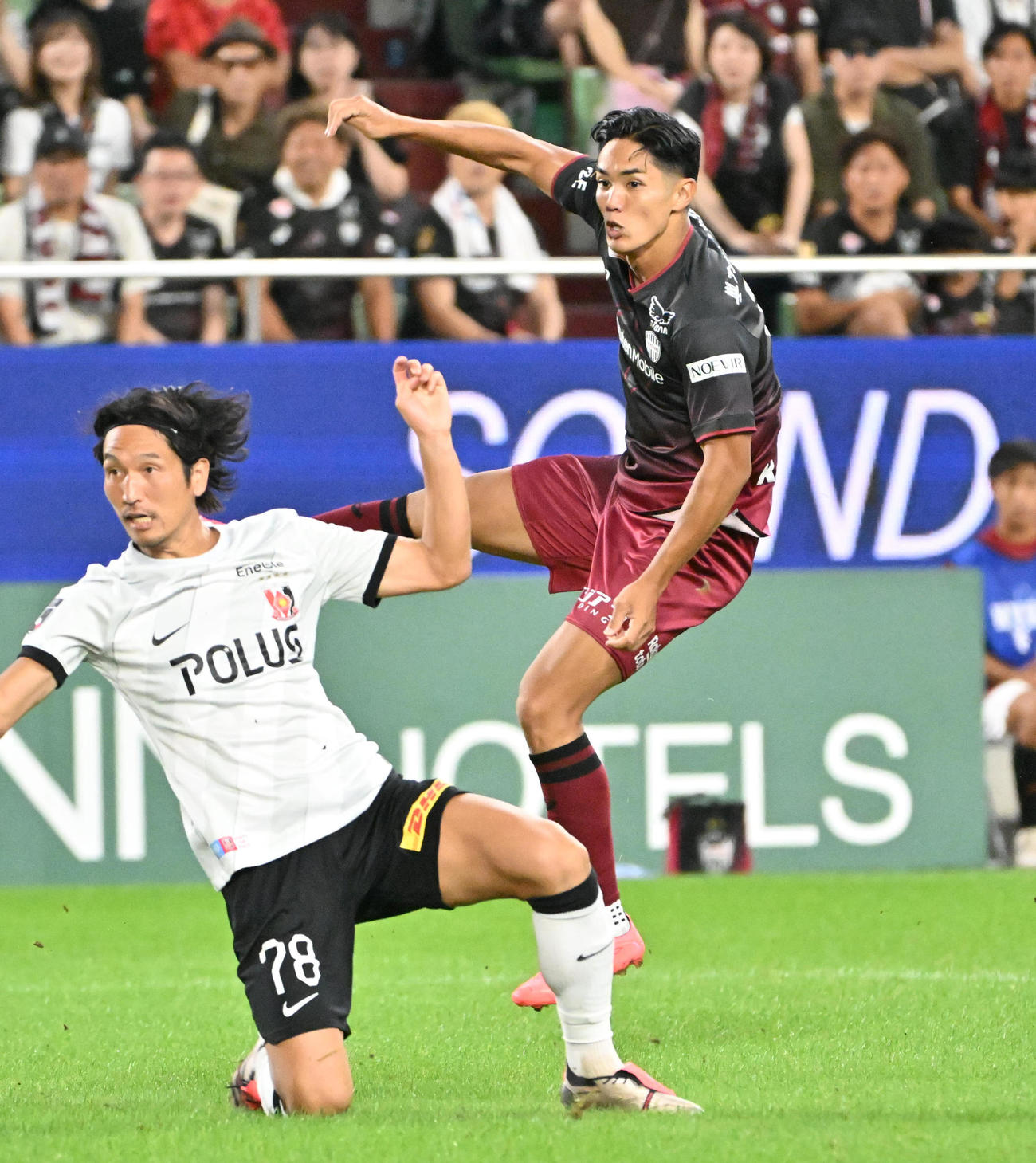 神戸対浦和　前半、コールを狙う神戸武藤（右）、左は浦和原口（撮影・石井愛子）