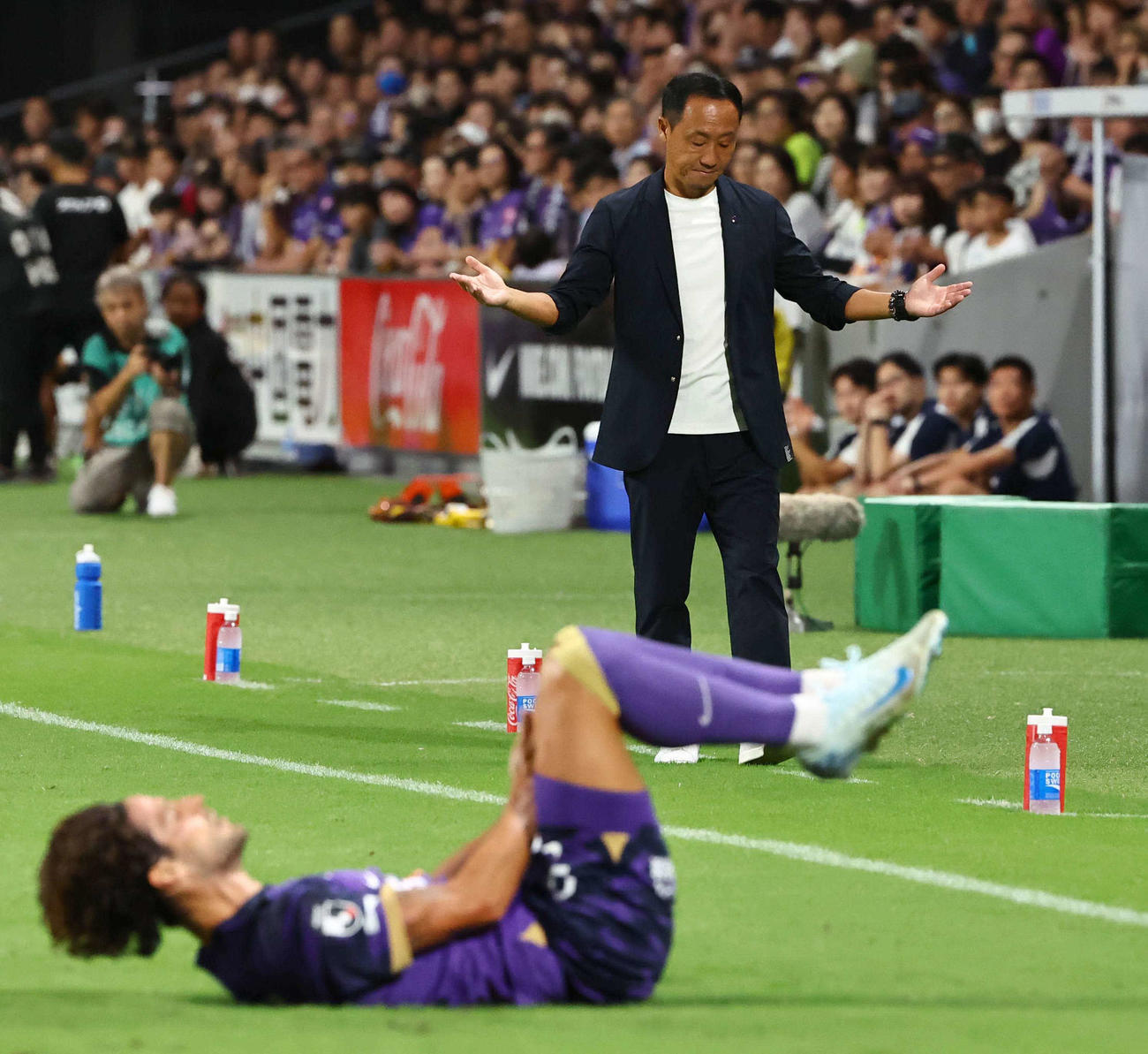 広島対町田　前半、納得のいかないプレーに両手を広げる町田黒田監督（撮影・上田博志）