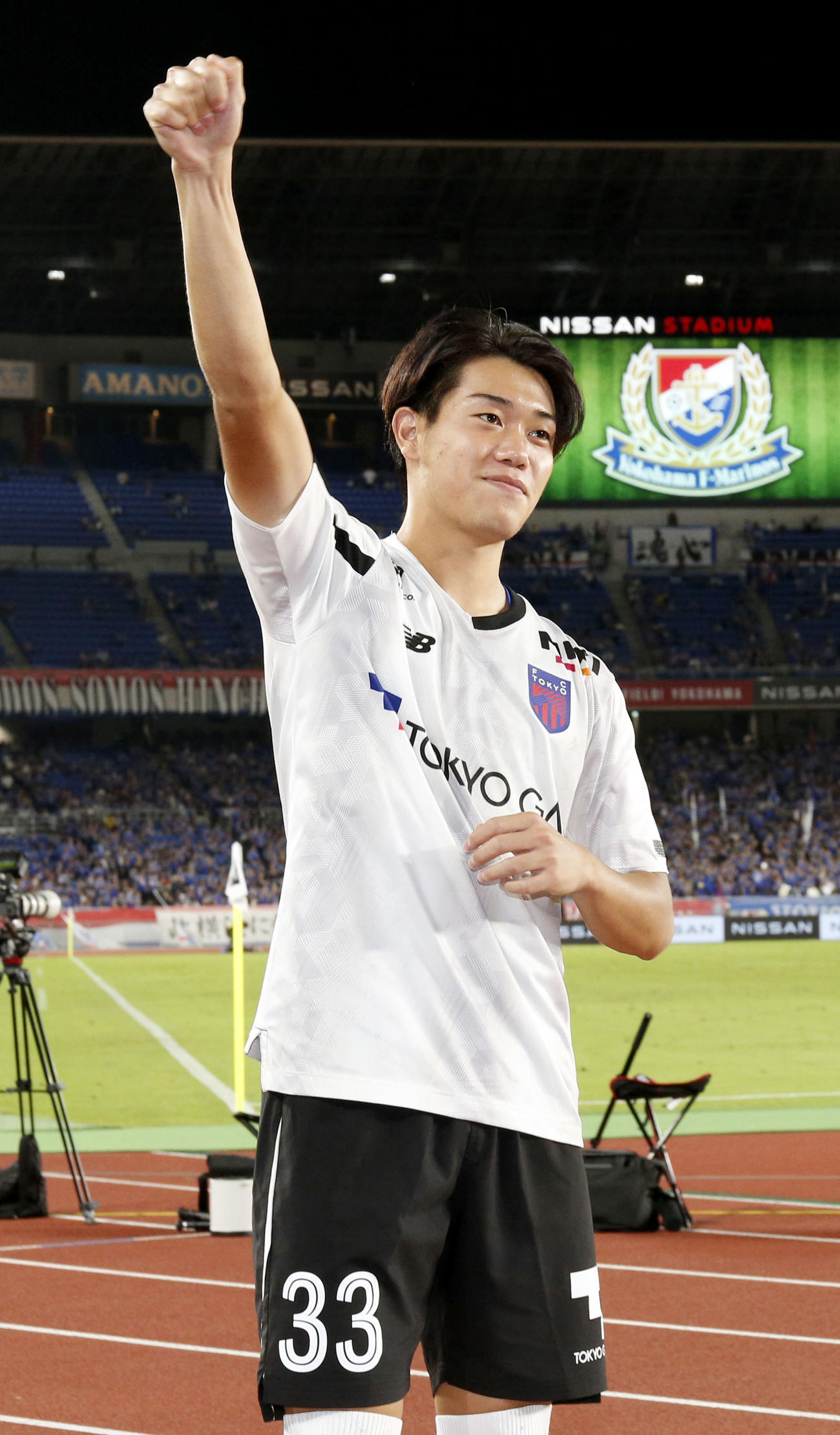 横浜Mに快勝し、サポーターの声援に応えるFC東京・俵積田（共同）