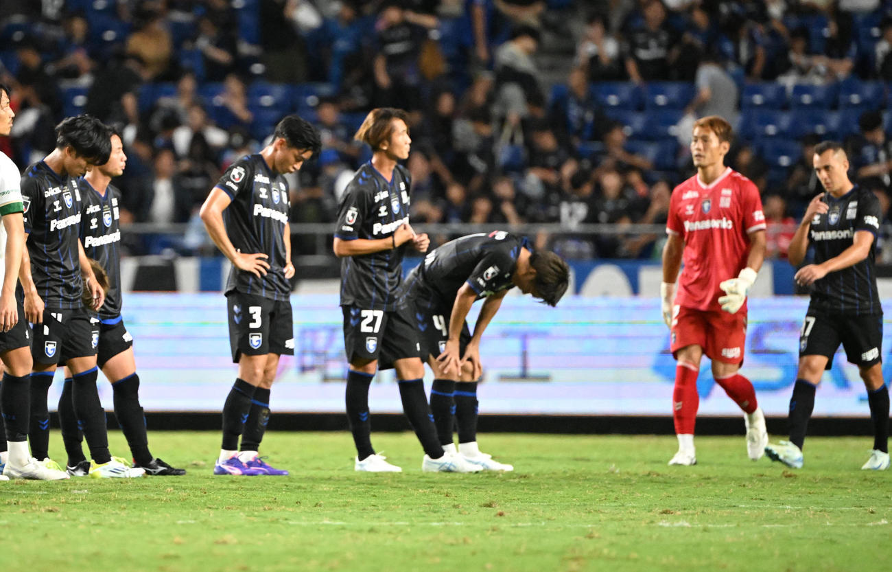 G大阪対東京V　試合終了間際に追いつかれ肩を落とすG大阪の選手ら（撮影・和賀正仁）
