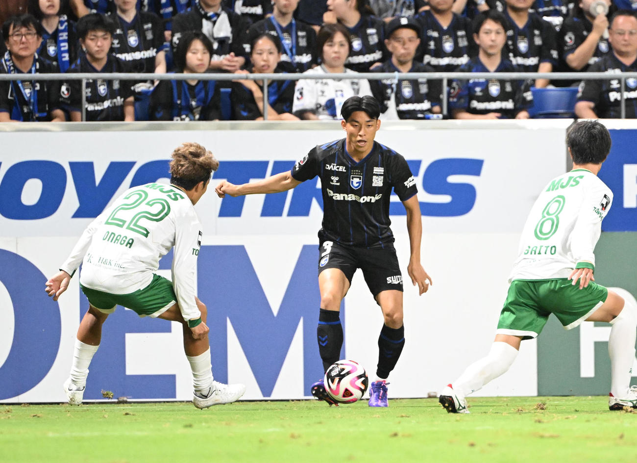 G大阪対東京V　後半、途中出場しボールをキープするG大阪半田（撮影・和賀正仁）